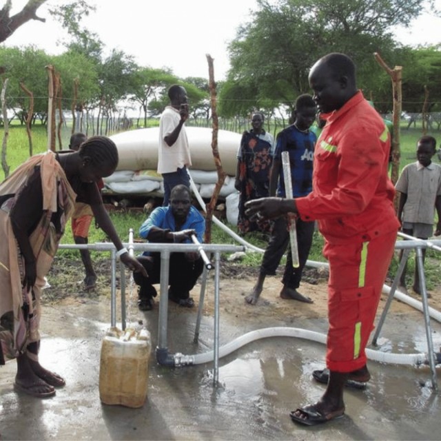 Pillowtank in field with tap station and water purification unit